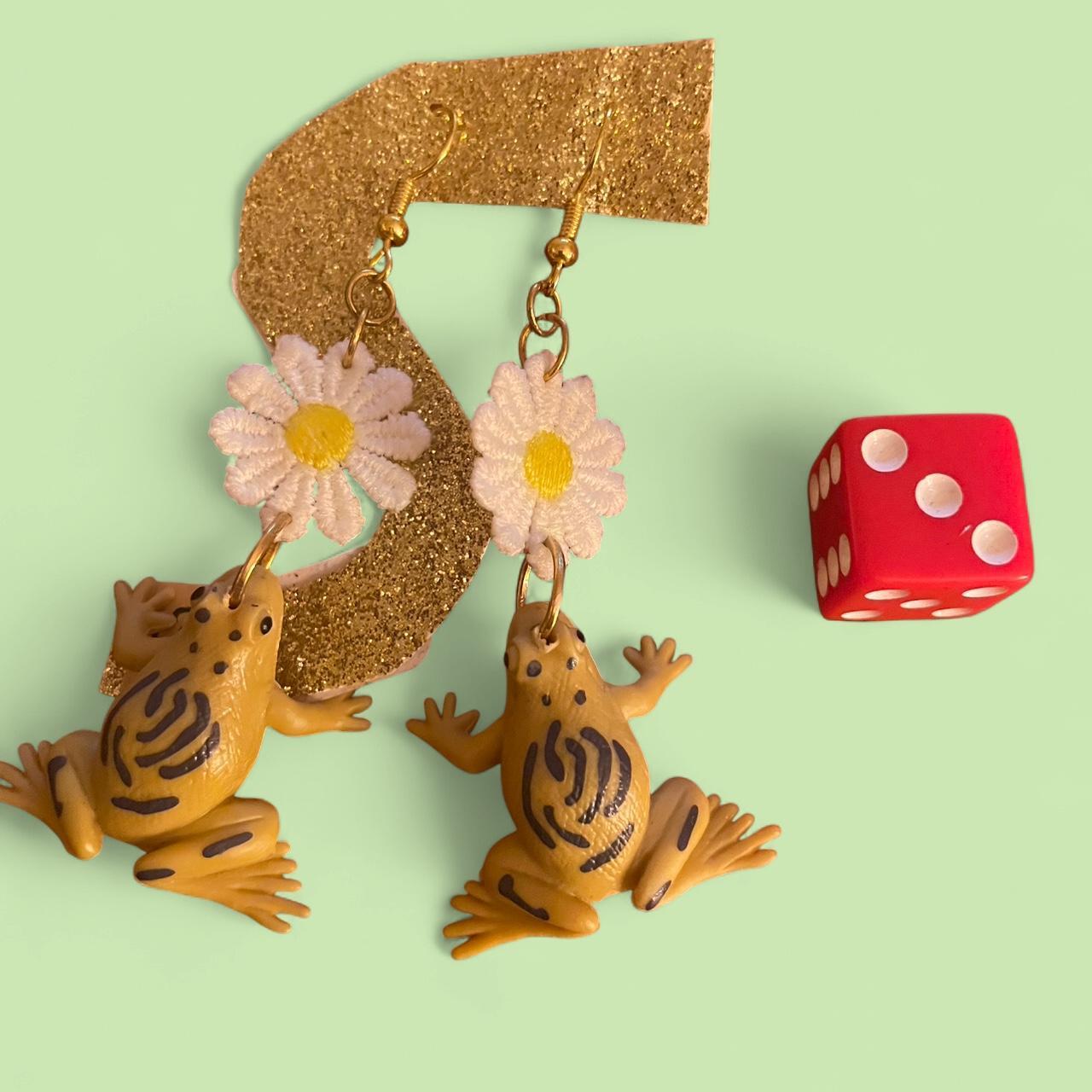 frog and daisy dangle earrings (neutral)