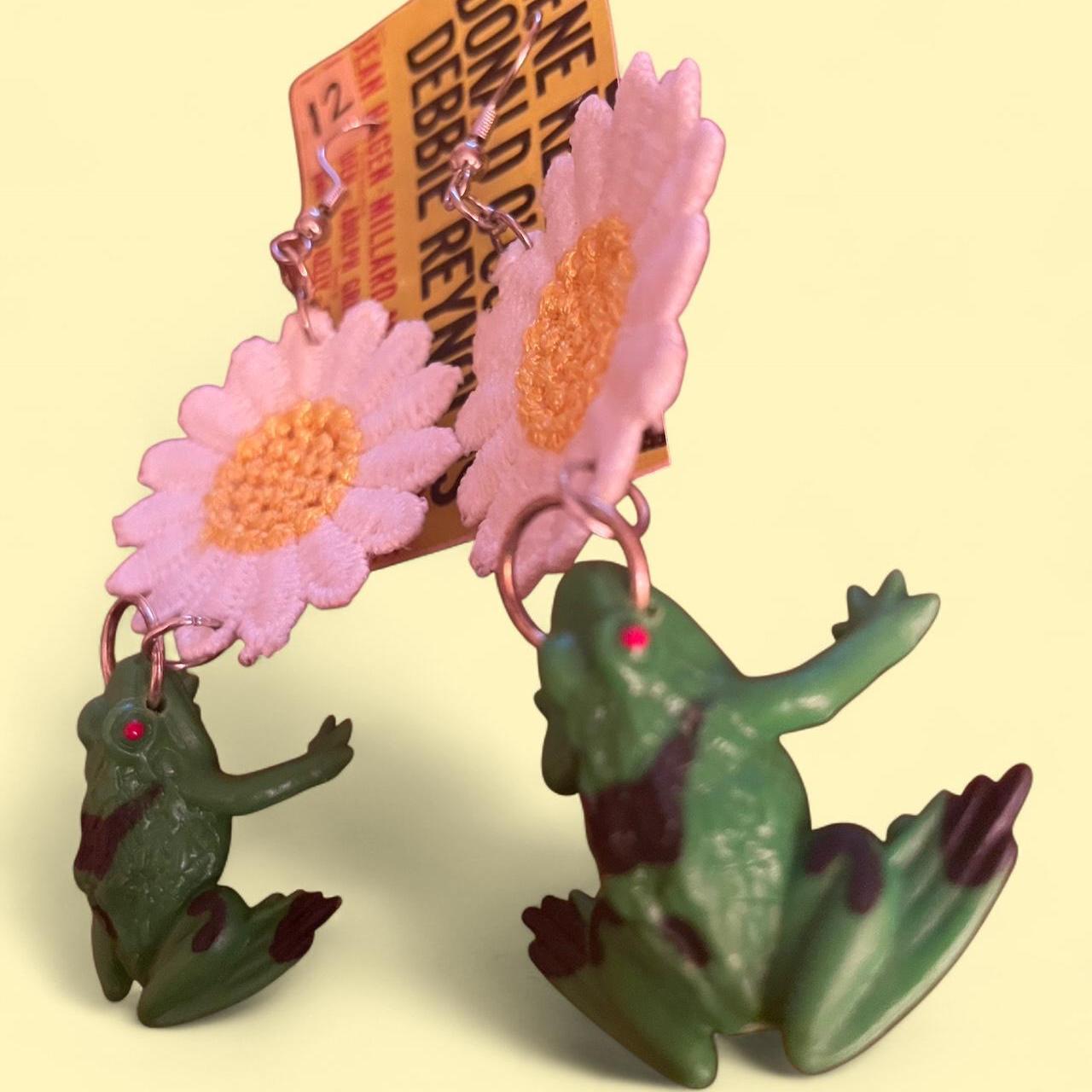 frog and daisy 🐸 🌼 dangle earrings