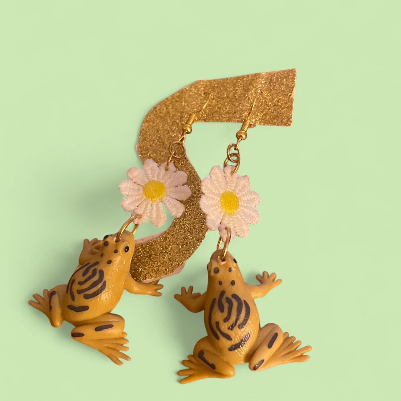 frog and daisy dangle earrings (neutral)