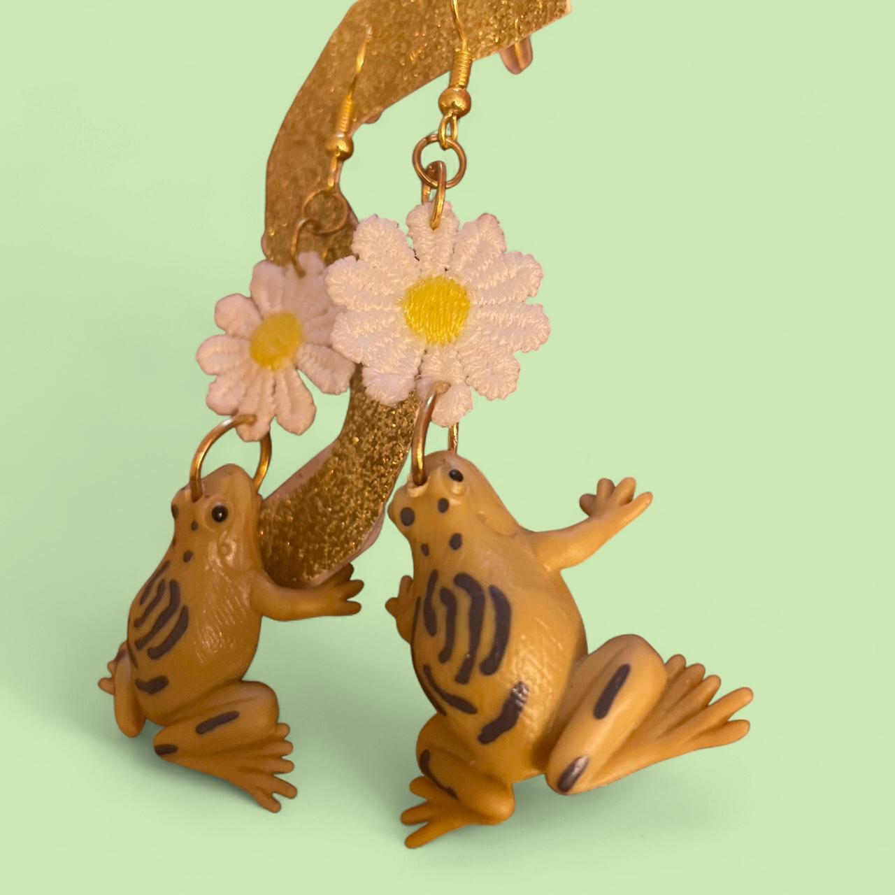 frog and daisy dangle earrings (neutral)