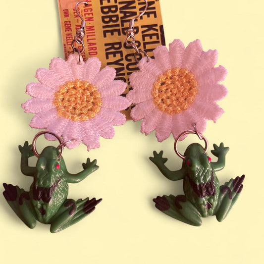 frog and daisy 🐸 🌼 dangle earrings